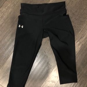 Small- Black Under Armor cropped compression heat gear leggings